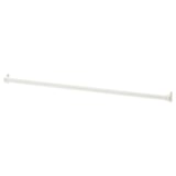 En vit IKEA KOMPLEMENT klädstång. Den är elegant, lång och gjord av stål med en epoxi/polyesterpulverlack. Perfekt för att hänga upp kläder.