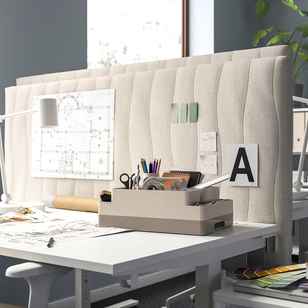 Modernt kontor med KUGGIS organisatör nära fönster och ritningar.