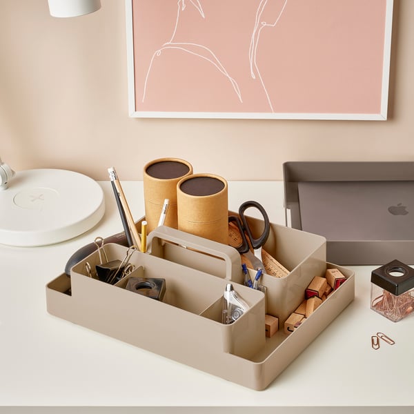 Skrivbordsorganisatör med fack för pennor, sax och anteckningar, plus en bottenbricka för böcker eller bärbar dator, vilket håller arbetsytan snygg.