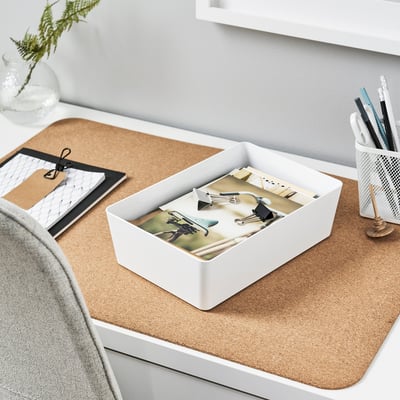 Vit KUGGIS skrivbordsorganisatör på matta, som håller kontorsmaterial, rektangulär, återvunnen plast.
