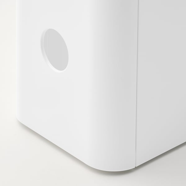 Elegant, vit, hållbar förvaringsbehållare i plast med släta kanter och ett utskuret handtag, designad för enkel åtkomst och organisation.
