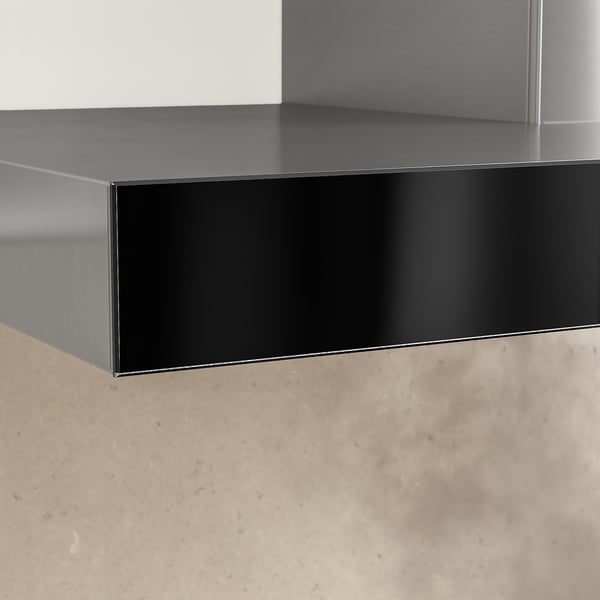 Hörn av spiskåpa i rostfritt stål. Slät yta, elegant design. Sval under ljus.