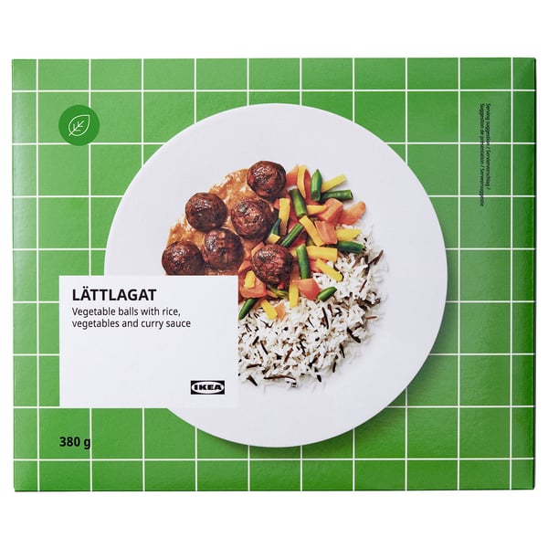 IKEA LÄTTLAGAT låda: grönsaksbollar, ris, grönsaker, currysås. Grön bakgrund, vit platta, 380g.