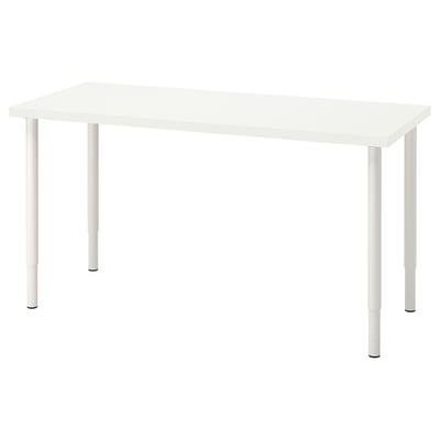 Ett vitt skrivbord LAGKAPTEN med en rektangulär bordsskiva och fyra justerbara metallben. Modern och minimalistisk design.