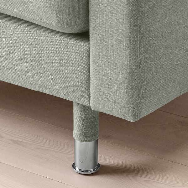 Modern soffa med eleganta kromben som erbjuder komfort och stil. Klädd i mjukt, ljusgrått tyg.