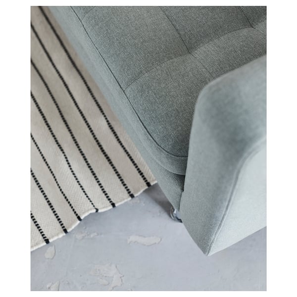 En grå stoppad fåtölj med modern design.