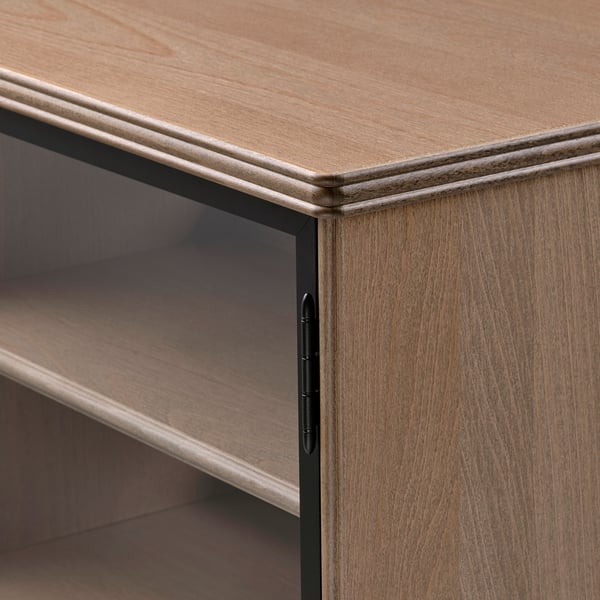En modern tv-bänk i trä med metallaccenter. Hantverket är tydligt i de släta kanterna och de hållbara gångjärnen, med betoning på kvalitetsdesign.