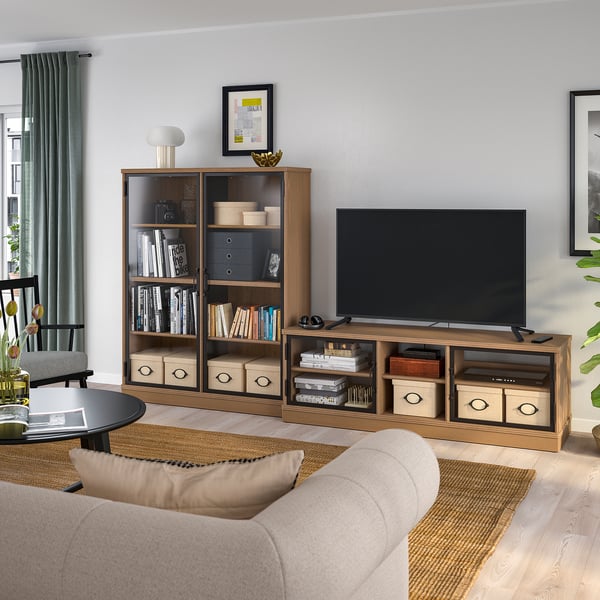 Modernt vardagsrum med LANESUND tv-bänk och hyllor, en neutral soffa och matta.