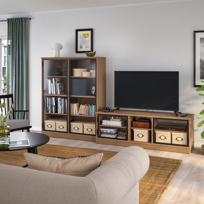 Modernt vardagsrum med LANESUND tv-bänk och hyllor, en neutral soffa och matta.