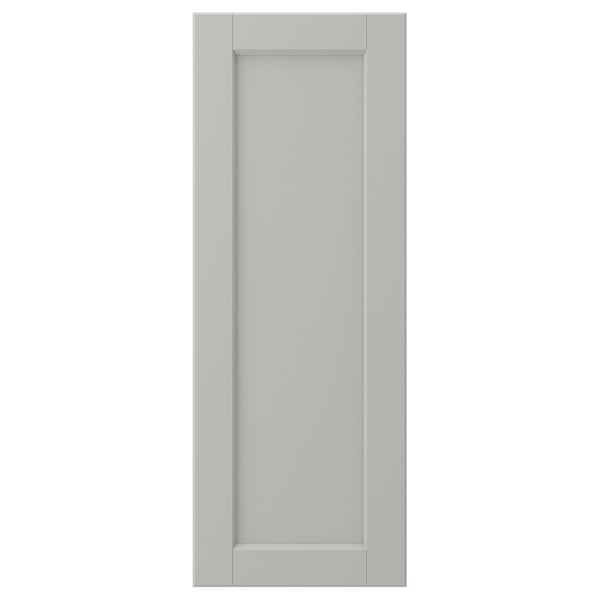 Detta är en ljusgrå LERHYTTAN köksskåpsdörr med en ram i massivt trä och en fasad kantdesign. Den har en fanerpanel och ger ett klassiskt utseende.