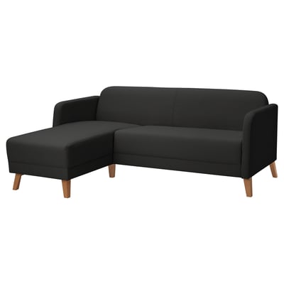 Svart modern soffa, l-formad, mörkt stoppat tyg, träben, elegant och enkel design.