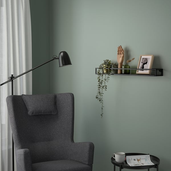 Liten hylla LINDÅSEN rymmer växter, inredning av mysig grå stol.