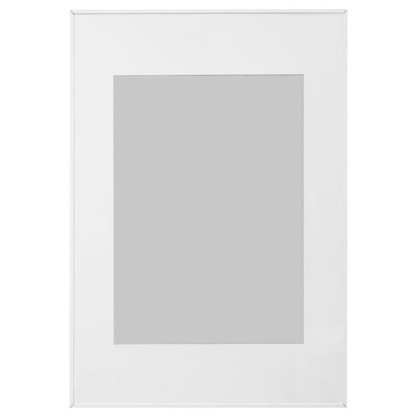 Vit LOMVIKEN fotoram med tunn metallkant, fyrkantig design, plastskydd framtill.
