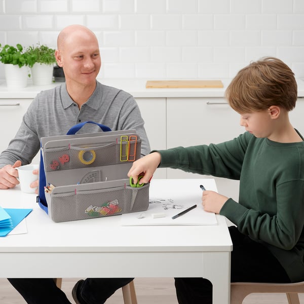 Man och pojke pysslar säkert med MÅLA barnsäker sax och organisatör.