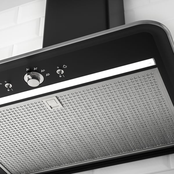 Svart köksfläkt med elegant design och ljus.