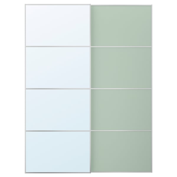 En modern, minimalistisk garderob med skjutdörrar. Ena sidan har frostat glas, den andra sidan är vit med en elegant design.