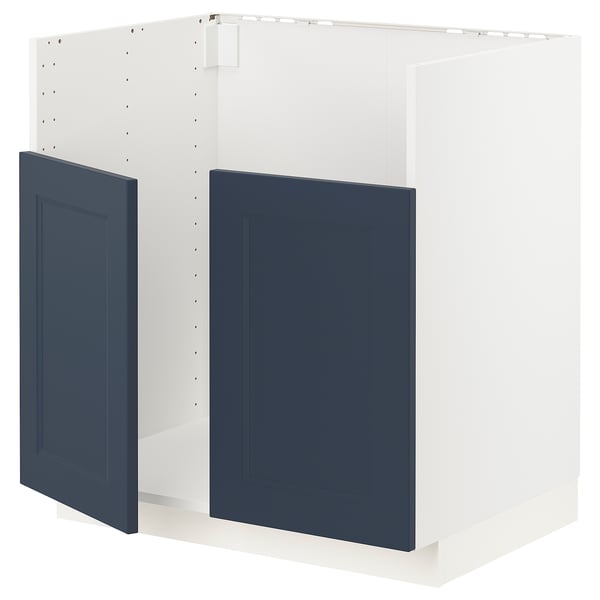 Extrem närbild av vit METOD köksenhet med blå dörrar, elegant design, två dörrar öppna, modern stil.