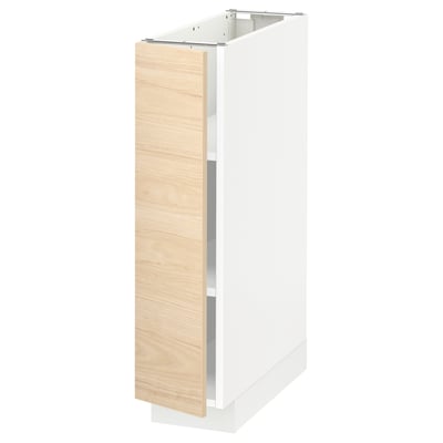 Ett vertikalt vitt köksskåp med en ljus dörr i askträ. Det är en elegant, modern design med en enda dörr och justerbara hyllor inuti.
