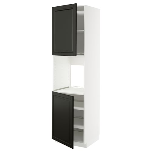 Vitt ikea METOD köksskåp med svarta dörrar och hyllor.
