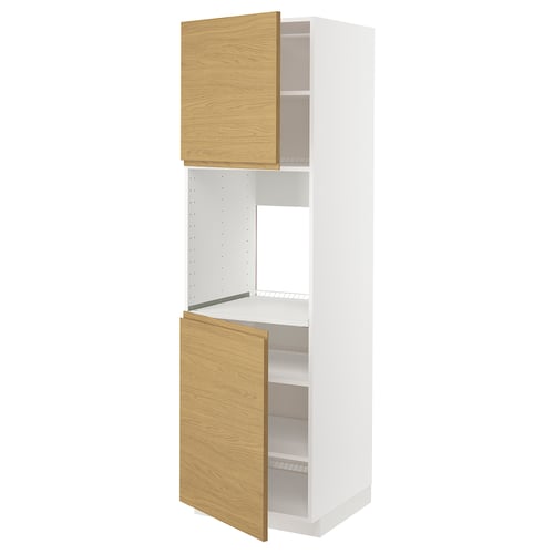 Ett vitt METOD-köksskåp med ekeffekt och minimalistisk design med två öppna trädörrar.