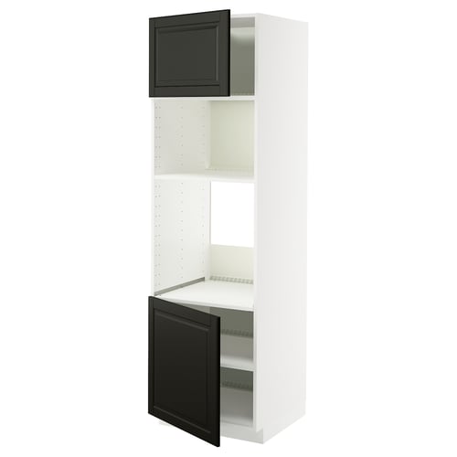 Ett vitt METOD högt köksskåp med svarta bodbynluckor, med en elegant modern design.