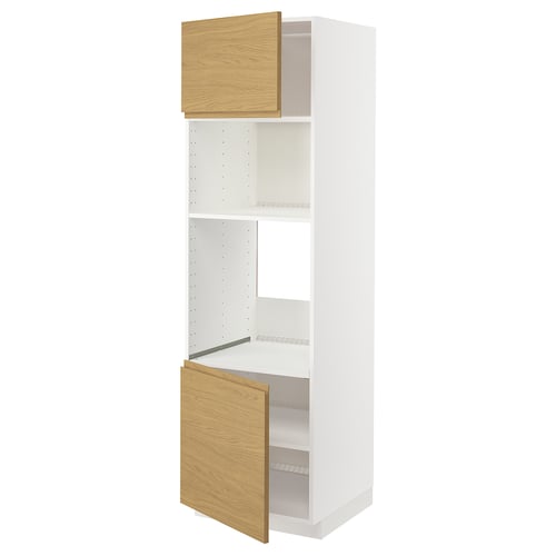 Vitt ikea METOD köksskåp med ekdörrar, minimalistiskt och varmt, högt med öppna fack.