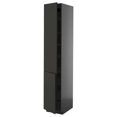 Ett högt, elegant svart ikea METOD köksskåp med modern design och justerbara hyllplan.