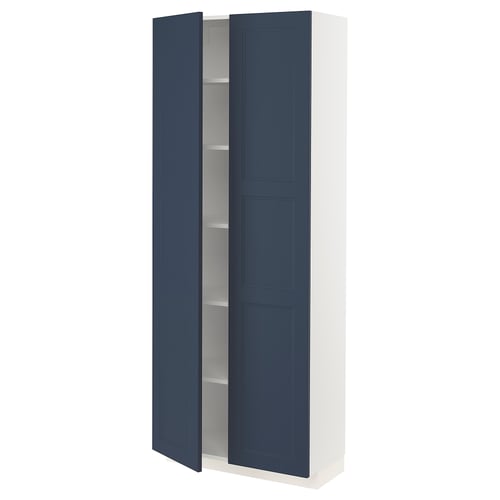 Ett högt vitt skåp med blå dörrar, en del av ikea METOD kökssystem. Justerbara hyllor och en elegant, modern design.