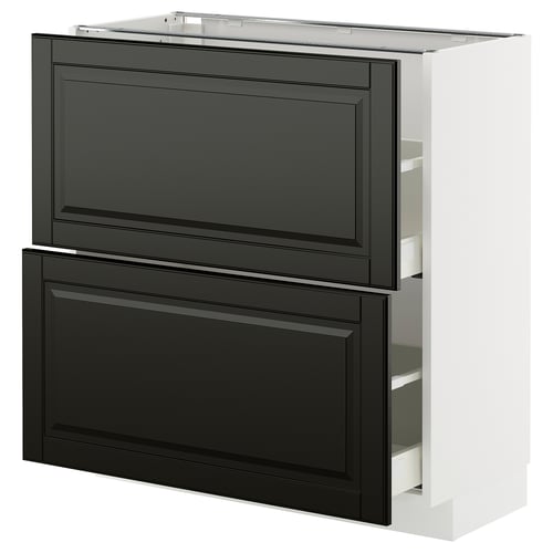 Det är ett vitt ikea METOD köksskåp med svarta bodbyn-lådor och dörrar med fasade kanter.