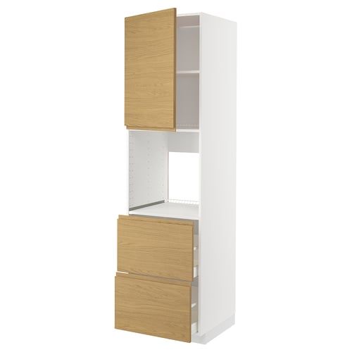 En hög köksmöbel i vitt trä med öppna sektioner och lådor med en elegant, modern design.