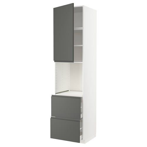 Vitt köksskåp med mörkgrå lådor. Hög, slimmad design med öppna hyllor. Modernt, elegant utseende.