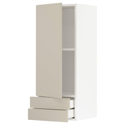 Ett beige METOD köksskåp med två lådor och en öppen justerbar hylla. Dess eleganta, moderna design, en slät finish och robusta ramkonstruktion.