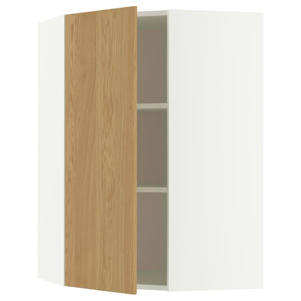 Ett öppet METOD hörnskåp med ljus ekfinish. Det är en dörr och hyllor av partikel och fiberplatta med en modern, minimalistisk design.