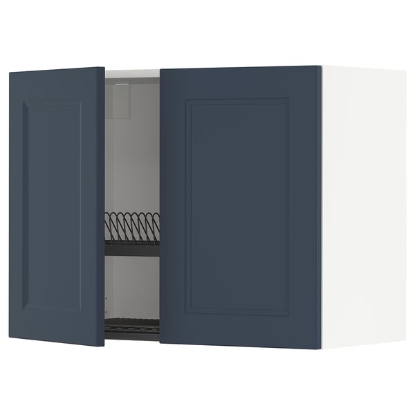 Ett blått köksskåp från METOD-systemet, med en vägghängd design med två dörrar och en justerbar hylla inuti.