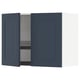 Ett blått köksskåp från METOD-systemet, med en vägghängd design med två dörrar och en justerbar hylla inuti.