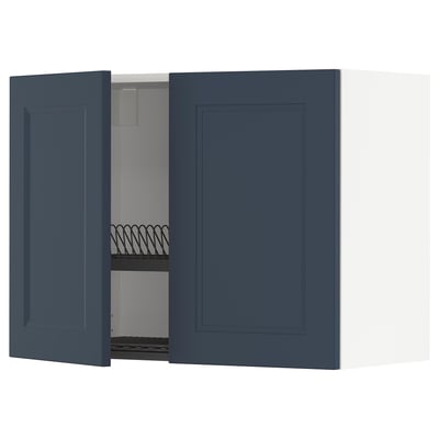 Ett blått köksskåp från METOD-systemet, med en vägghängd design med två dörrar och en justerbar hylla inuti.