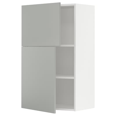 Modernt ljusgrått ikea METOD köksskåp, högt och rektangulärt med öppen sektion.
