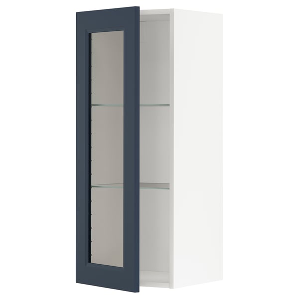 Ikea METOD skåp med blå glasdörr och vit inredning.