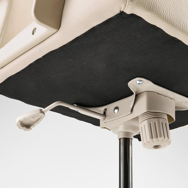 Närbild av en elegant kontorsstolsmekanism, som visar upp dess robusta beige plast- och metallkomponenter, vilket garanterar stabilitet och komfort.
