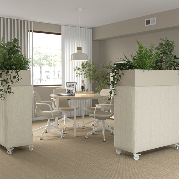 Modernt kontor med MITTZON ljudabsorberande blomlådor. Hög, beige, rektangulär, med hjul. Delar av utrymmet, rymmer frodiga gröna växter.