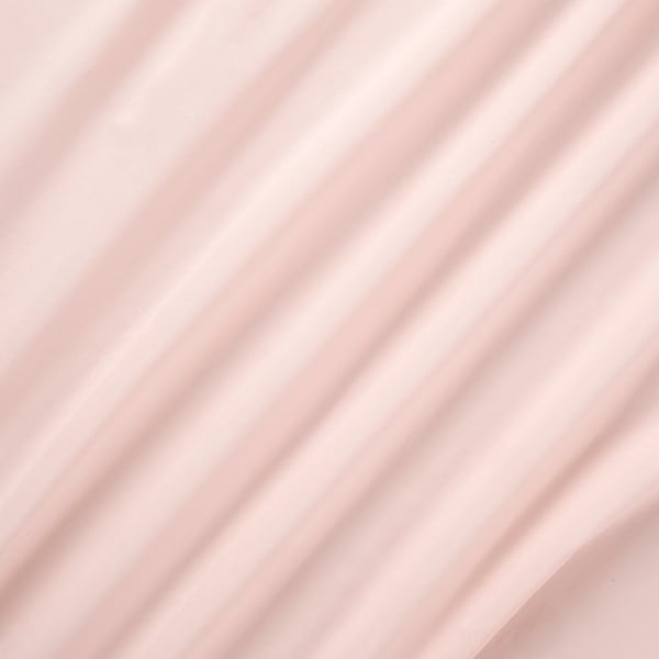 Släta rosa gardiner med mjuka veck som hänger graciöst och ger ett mjukt och luftigt uttryck.