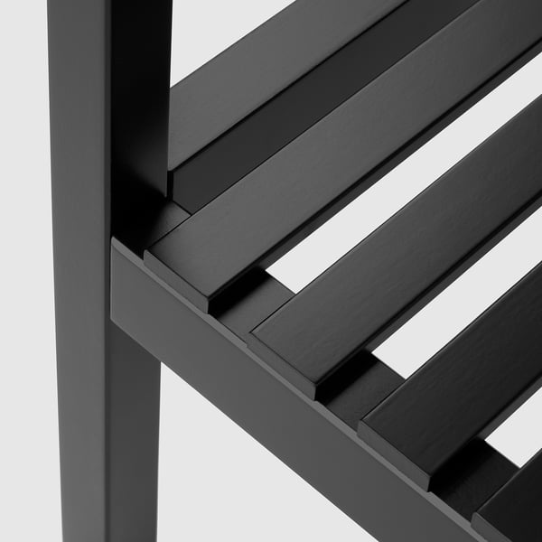 Mörkgrå träbänk, lamellsits, robust ram.