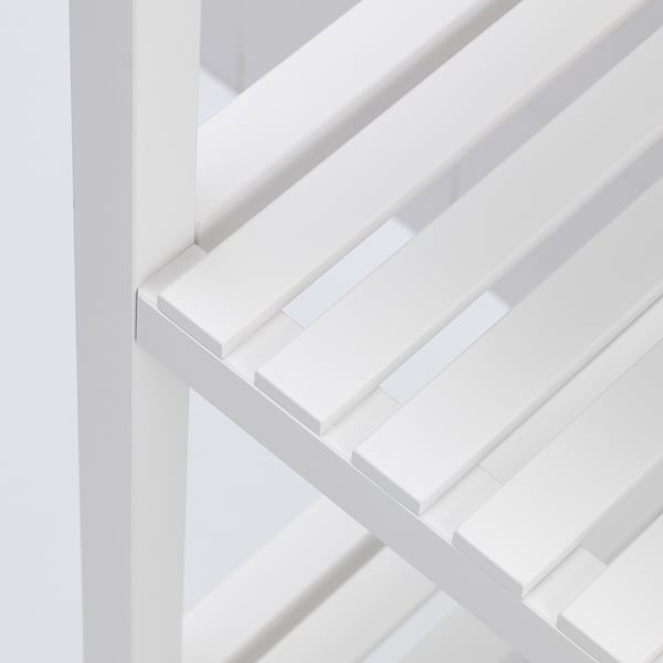 Modern vit hyllenhet, rena linjer, robust design, flera fack.