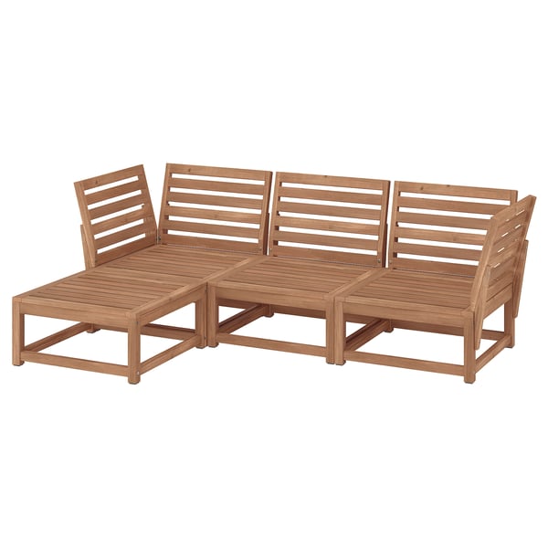 Utemöbler i trä, rektangulära med lamelldesign, ljusbrun finish.