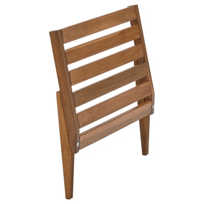 Stolen NÄMMARÖ är brun, tillverkad i akaciaträ, med lamellrygg och minimalistisk design.