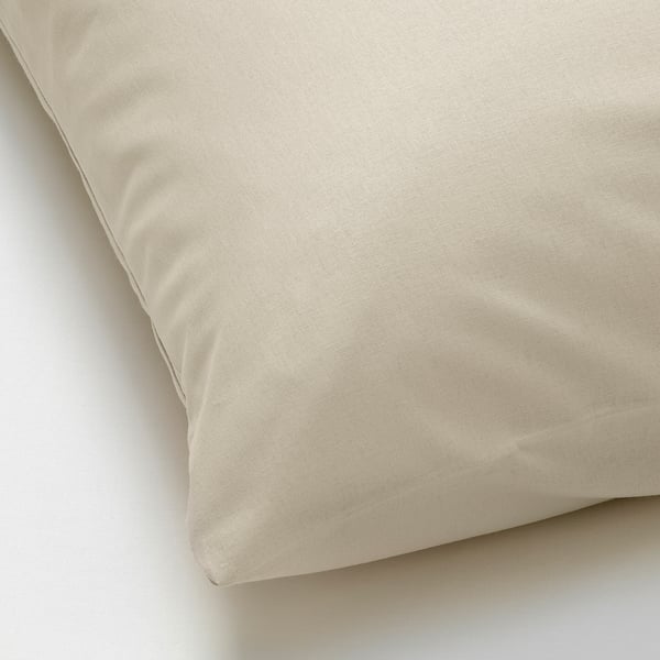 Beige örngott, slät struktur, bomull av hög kvalitet. Mjuk, naturlig fiberkänsla, snyggt vikt.