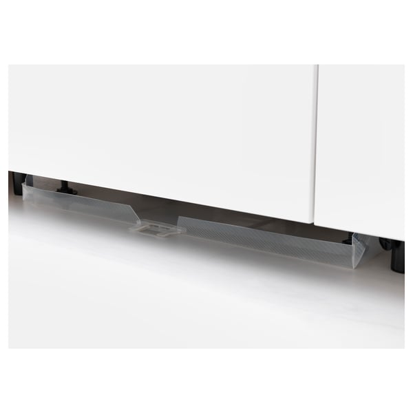 Genomskinligt golvskydd i plast under diskmaskinen.