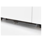 Genomskinligt golvskydd i plast under diskmaskinen.