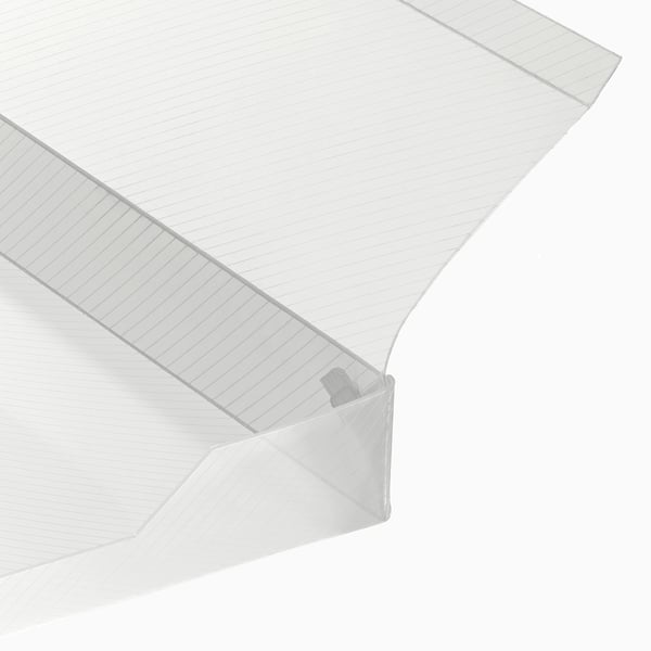 Genomskinligt golvskydd i plast, lätt vinklat med synliga kanter, utformat för att leda bort vatten och avslöja läckor.