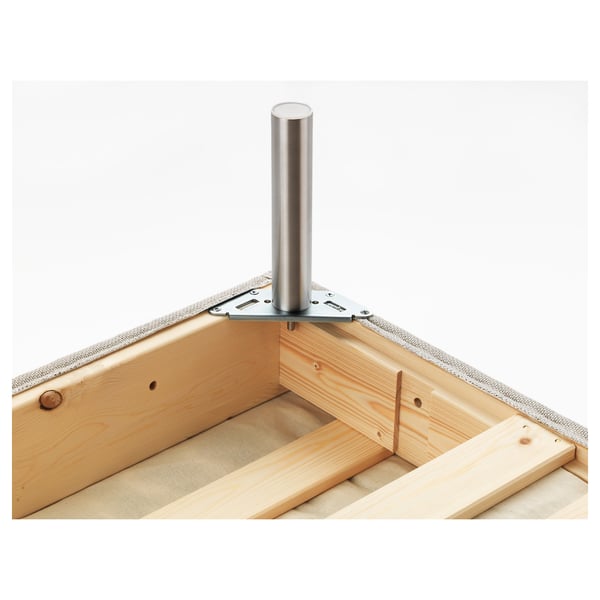 En metallisk armatur för att fästa ben på en madrassbotten av trä. Den skruvas för säker installation.